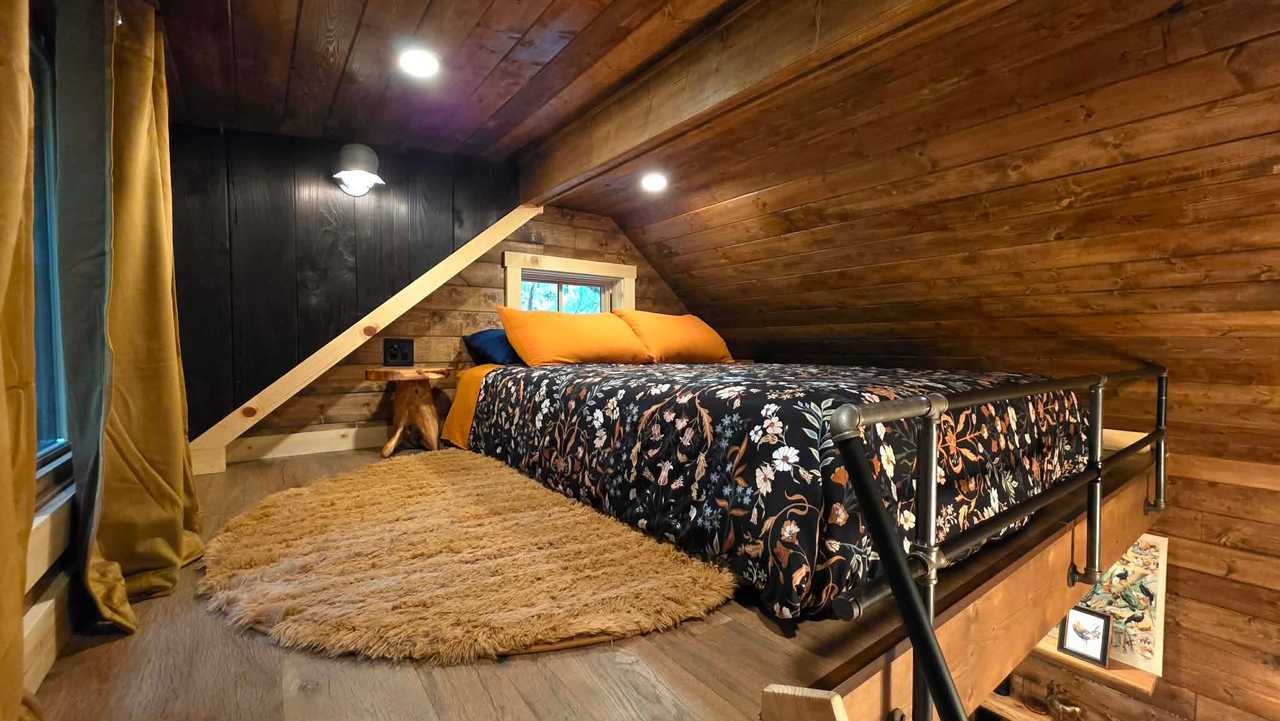 Breathtaking cabin glamping in the woods!