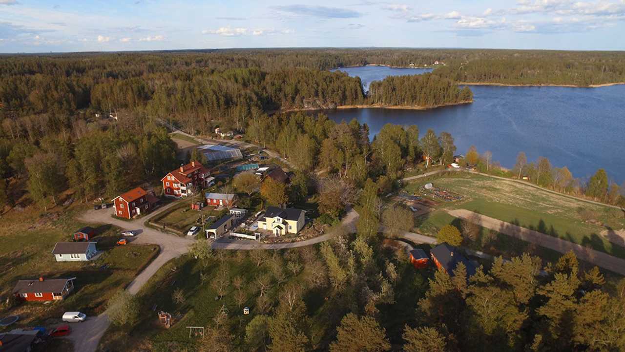 Cozy room for one i the vegetarian and spiritual eco-village  close to Järna