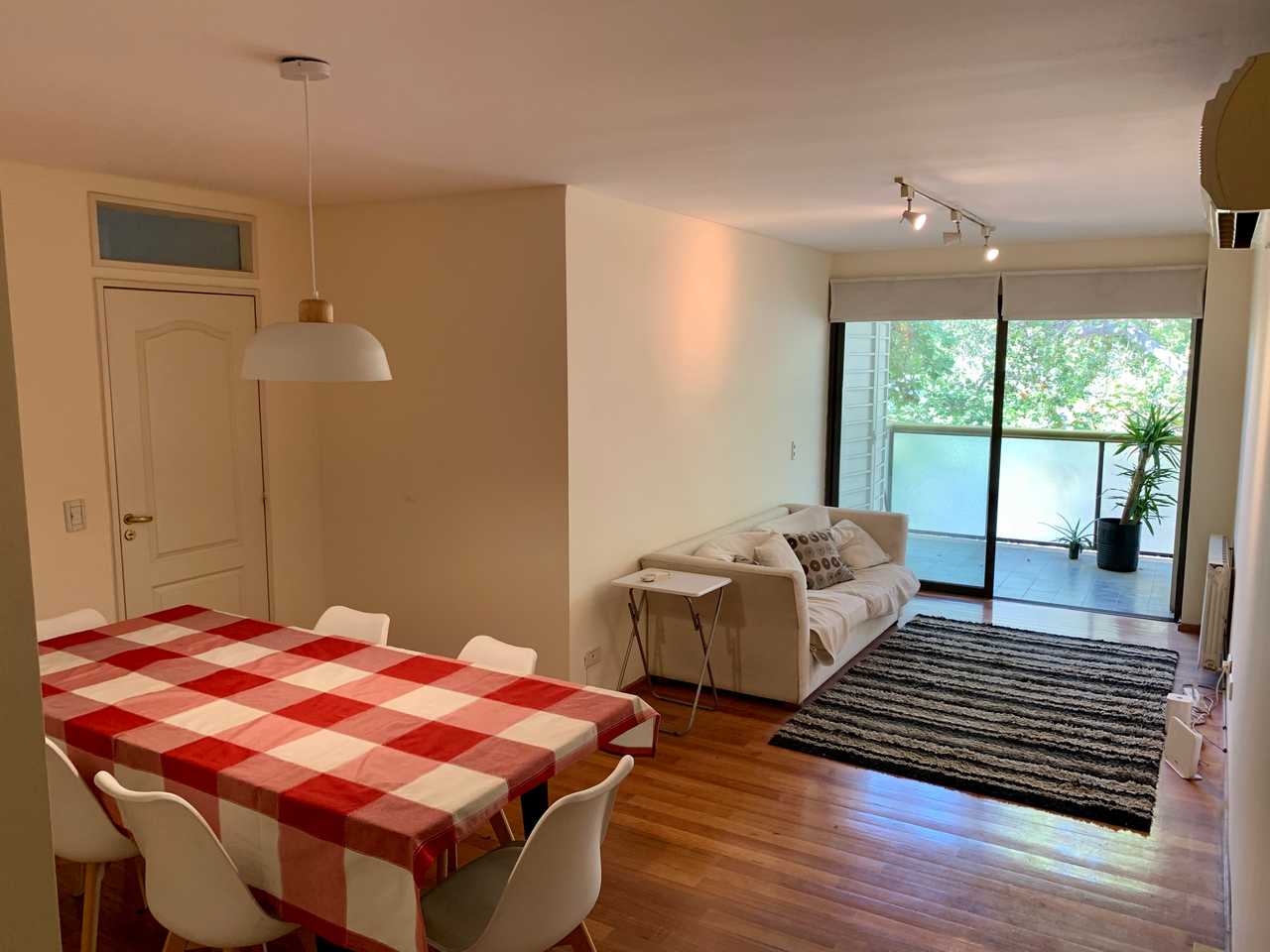 Private room with en-suite bathroom. Vegan host. Great location in Mendoza city!