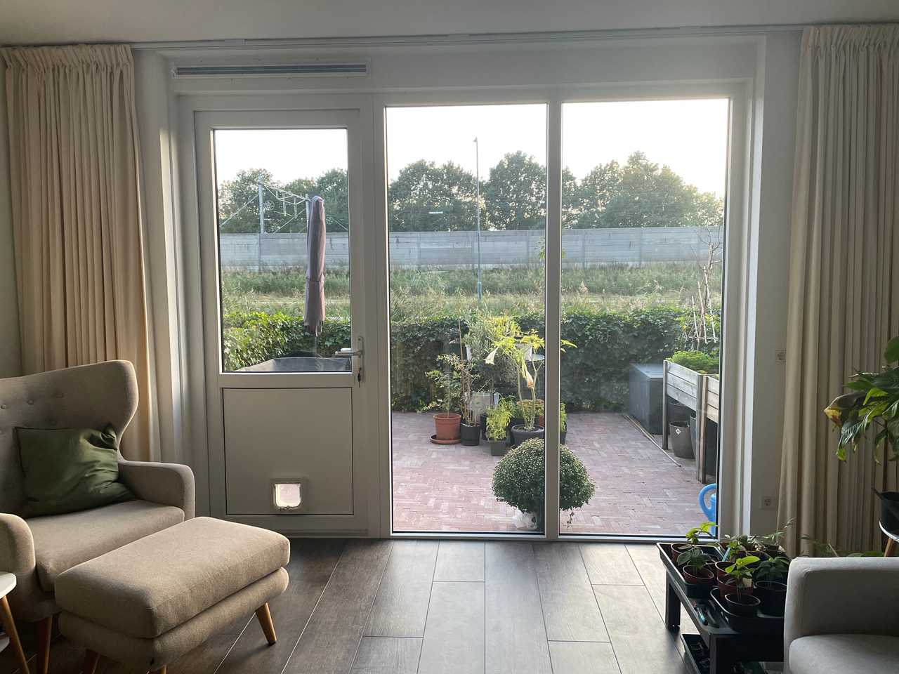 Comfy spacious whole house close to the train. Long term stayer, January-March!
