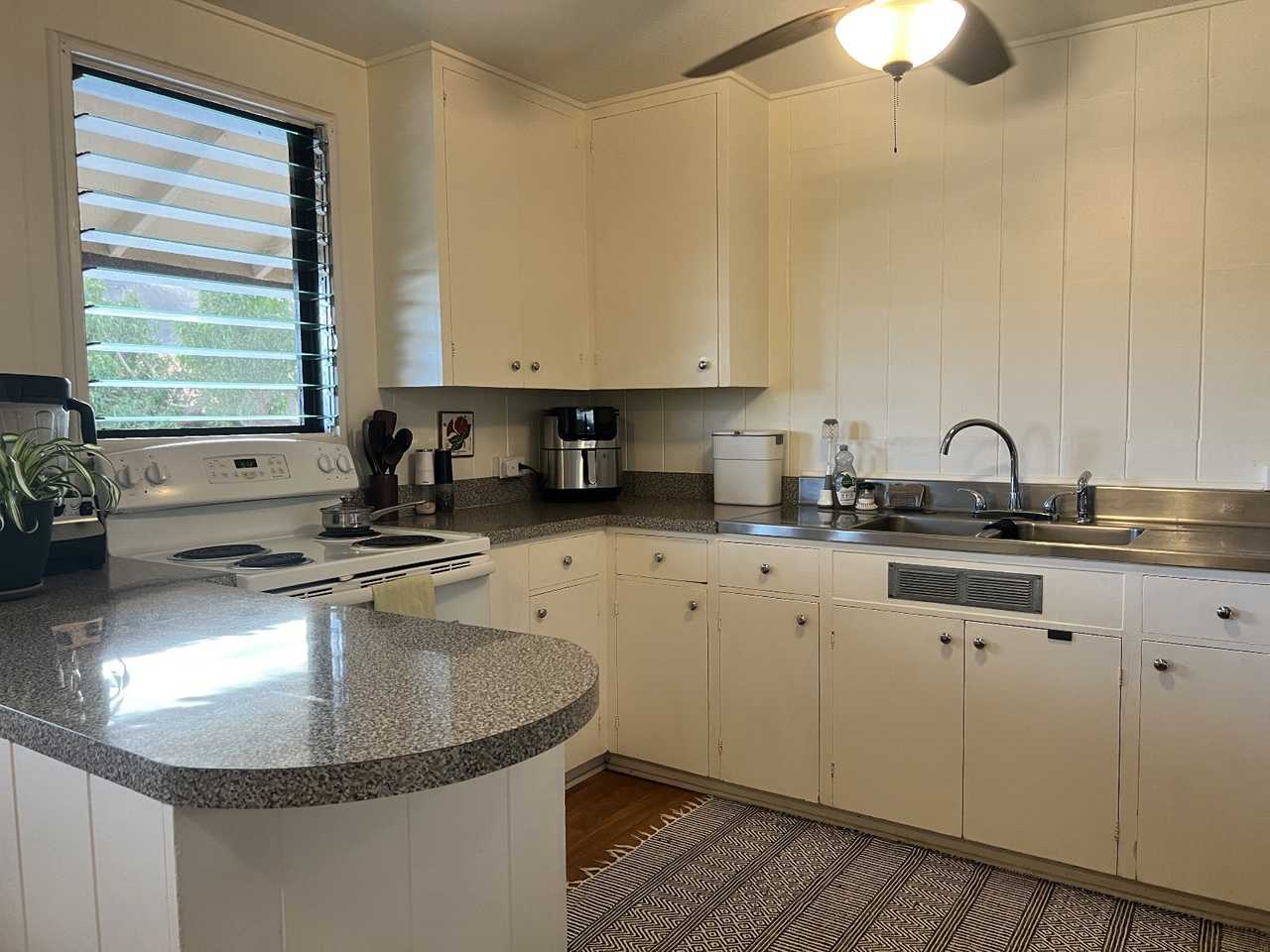 Cozy Two Bedroom + House in Amazing Diamond Head Location