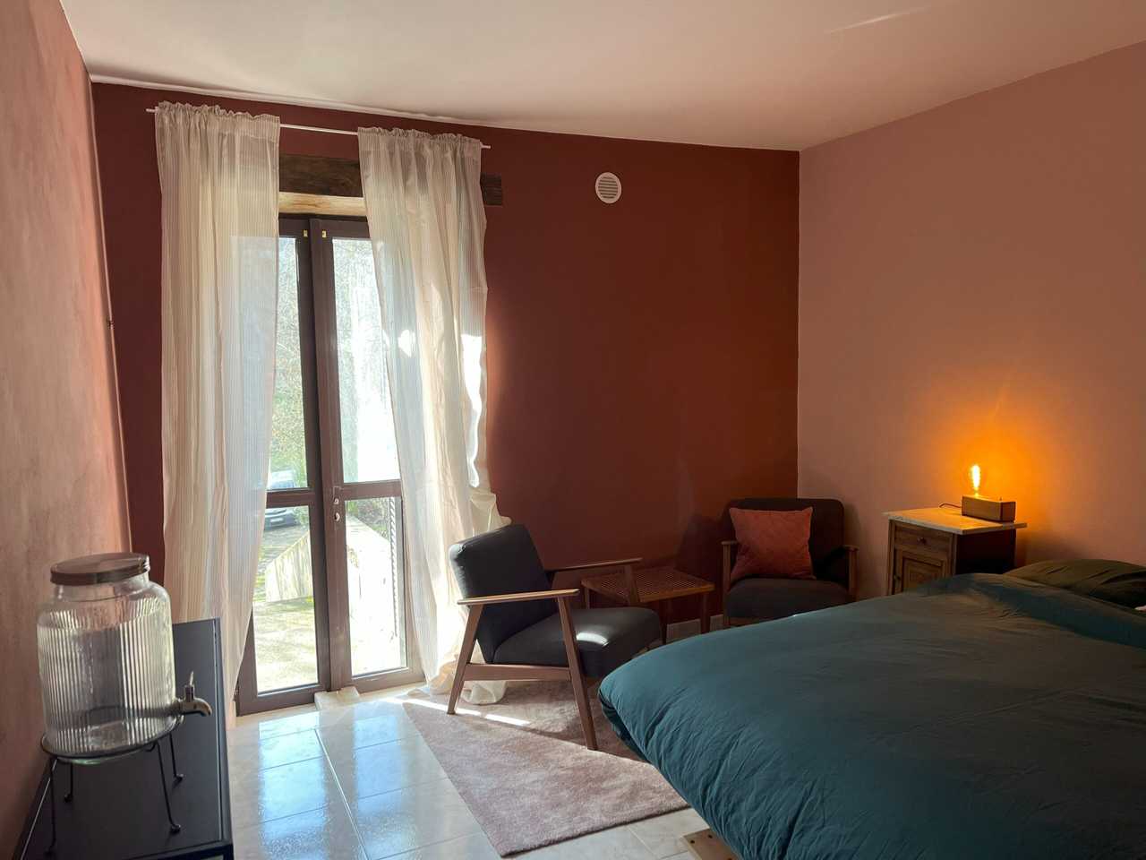 Room with bathroom in vegan b&b immersed in nature, the perfect place to escape