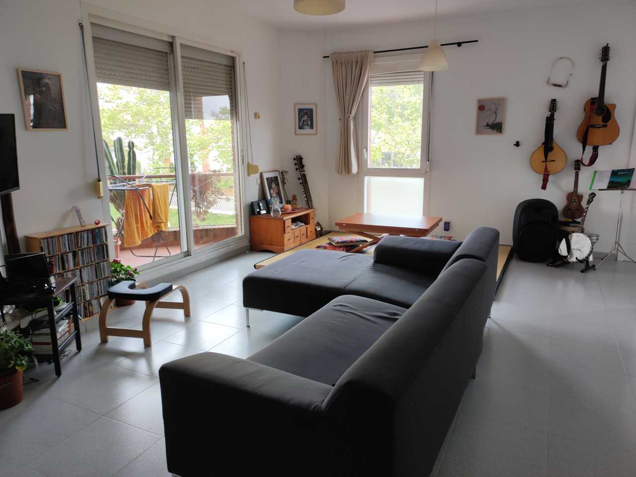 Bright and clean room 10mins from the train. 3 minutes to nature trails
