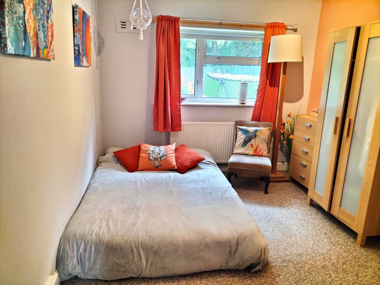 Cozy, quiet double room in a quaint (yet well connected) Welsh Village