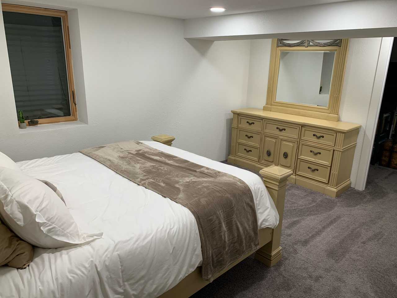 2 bedroom 1 bath lower level of duplex newly renovated. 