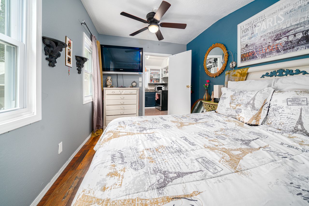 Entire Home-Vegan Friendly and Pet-Friendly, Fenced Yard & Breakfast