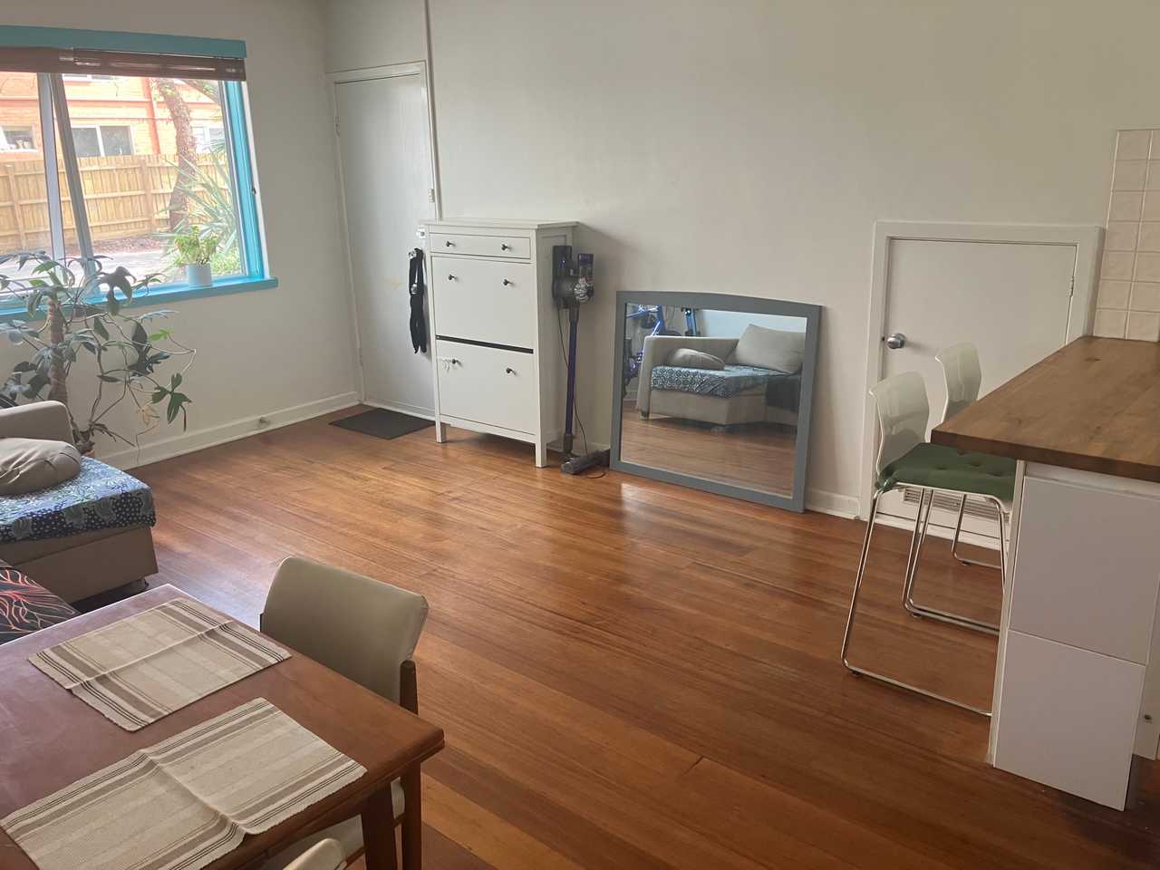 1 Bedroom Apartment in Elwood, close to St Kilda shops and Botanical Gardens.