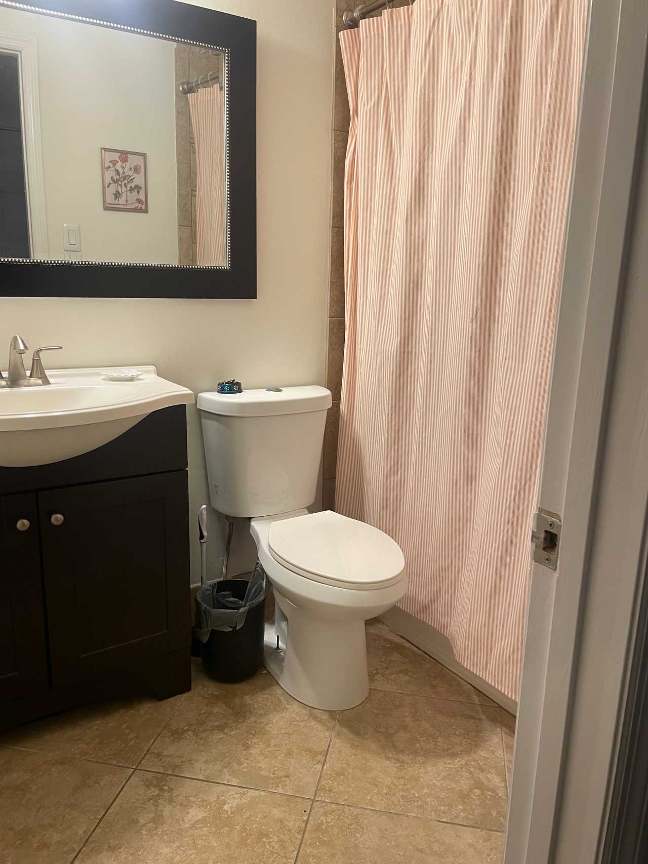 A Comfortable and Cute Minimalist Stay in Downtown Gainesville 