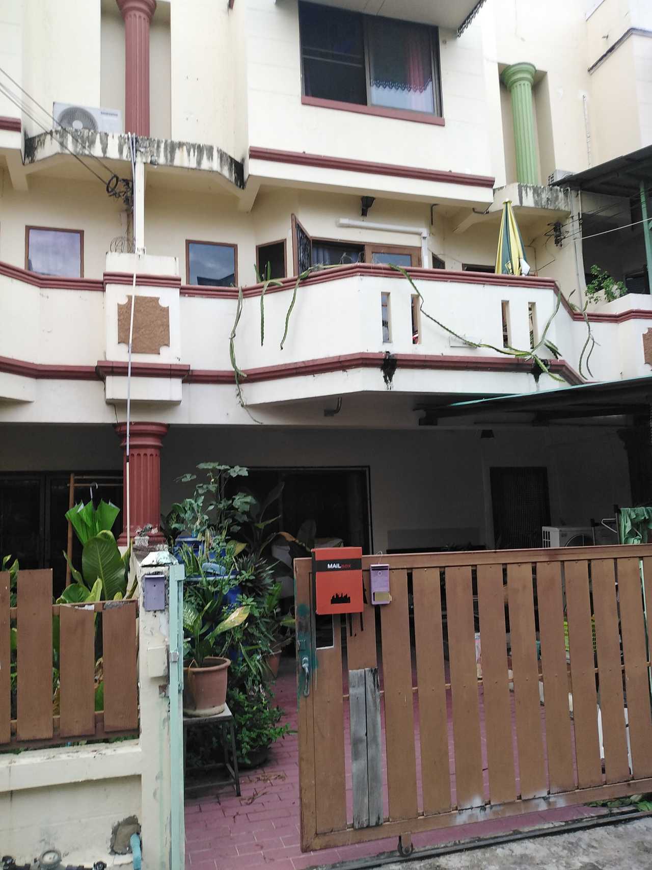 Quiet street with easy access to market and Hospital and shopping within 10 min