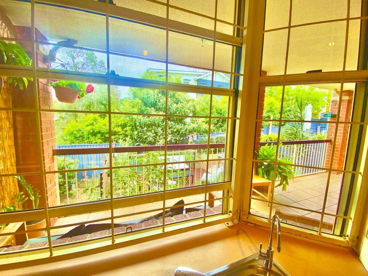 Relaxed & Leafy with Private Courtyard, Airport 15 min, City 3km