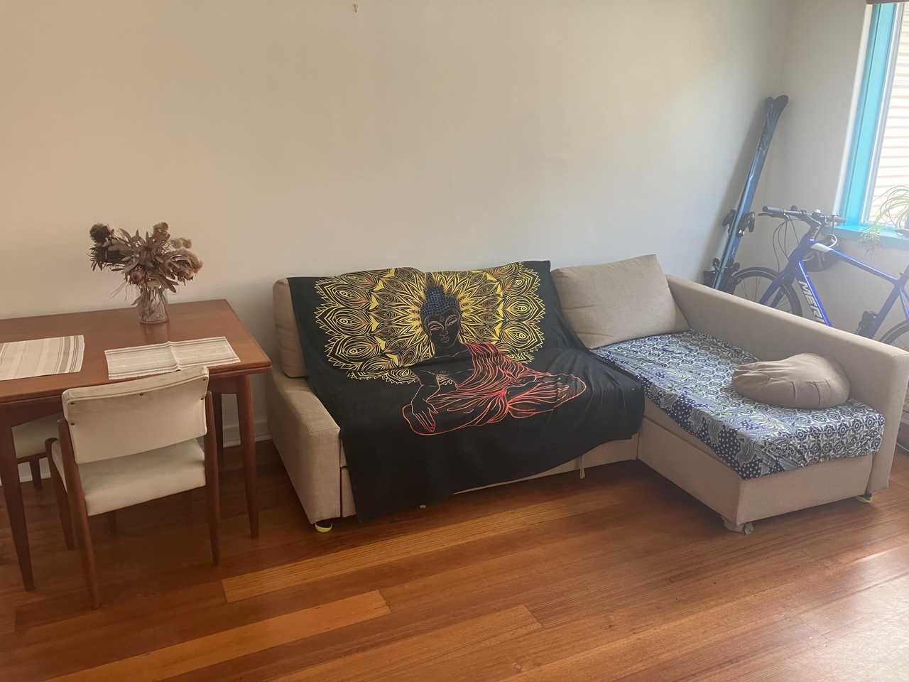 1 Bedroom Apartment in Elwood, close to St Kilda shops and Botanical Gardens.