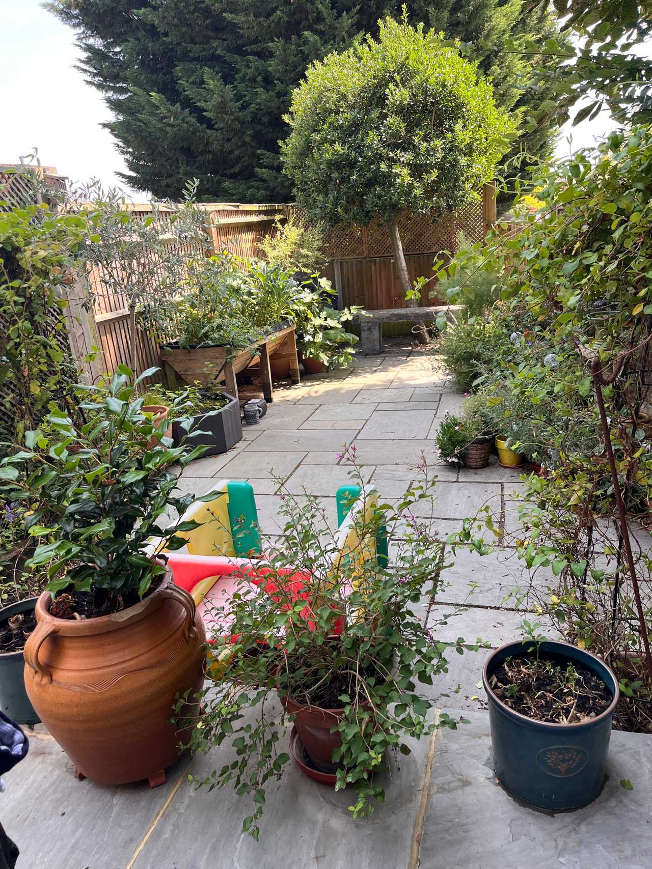 Single room in quiet friendly house close to station, shops and lake!