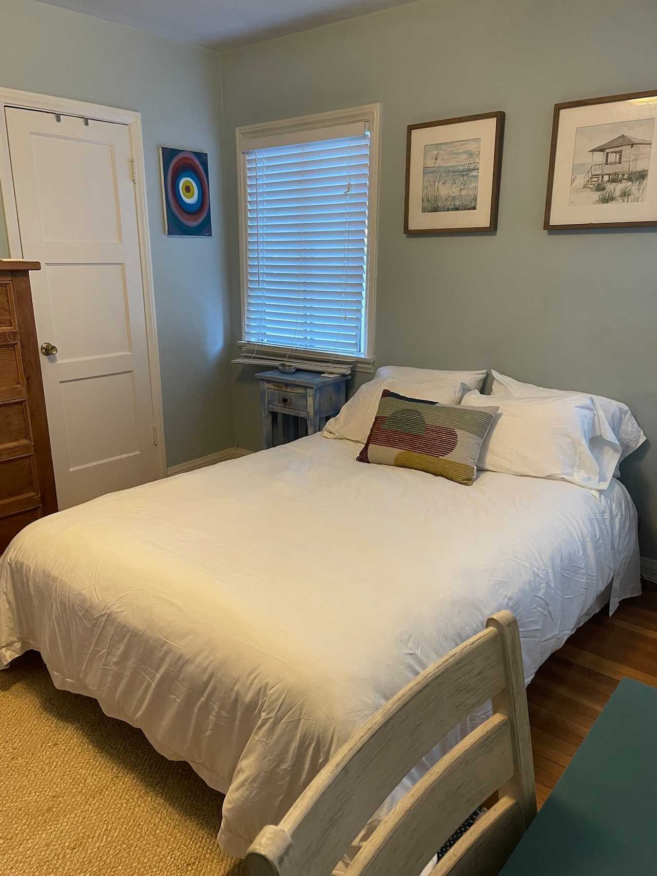 Beautiful Bedrooms minutes from Universal Studios