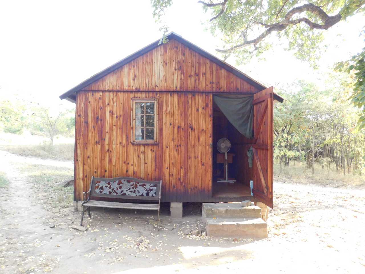 Lankora Landing: Tranquil Cabin Stay at a Primate Sanctuary