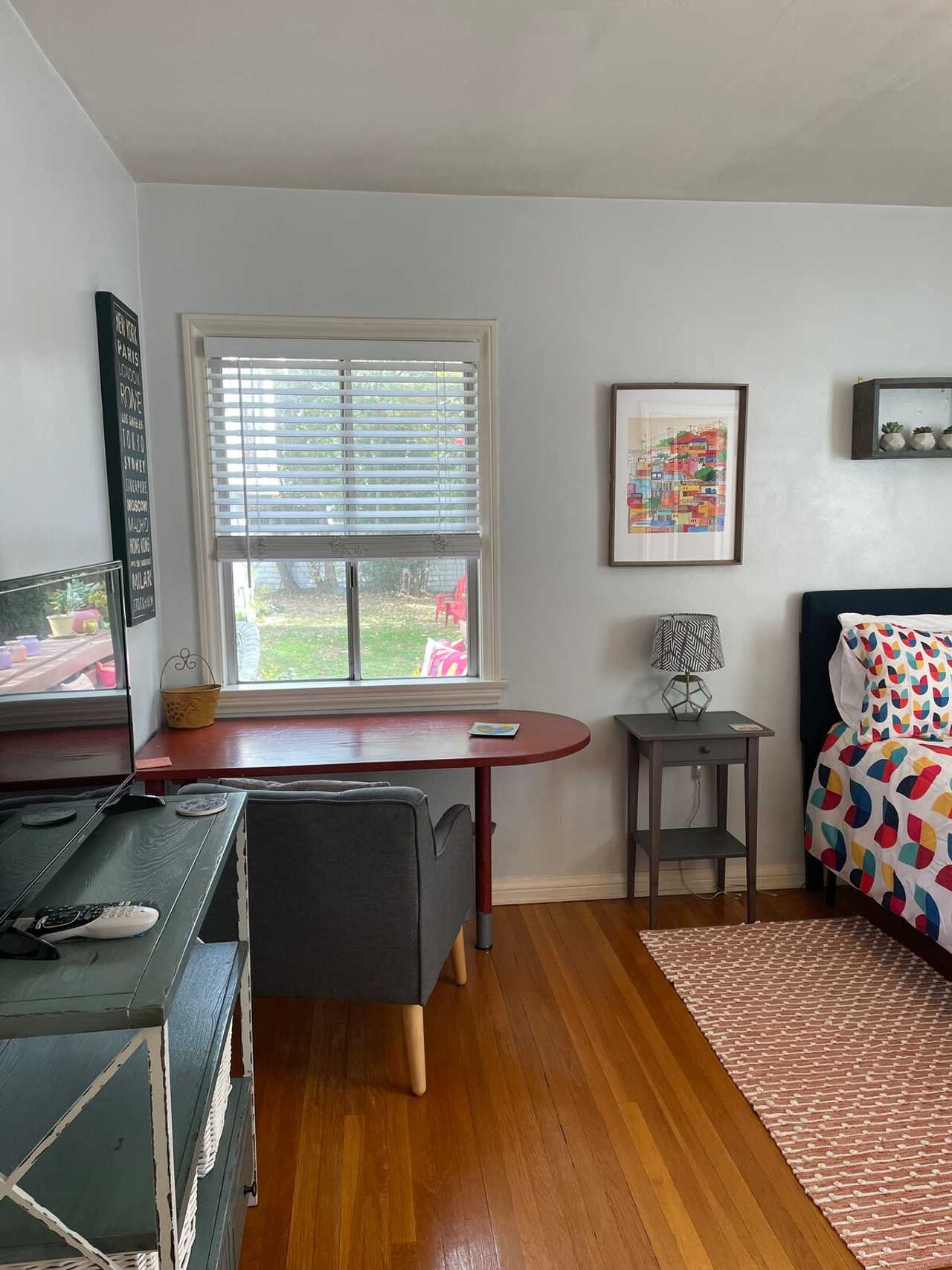 Beautiful Bedrooms minutes from Universal Studios