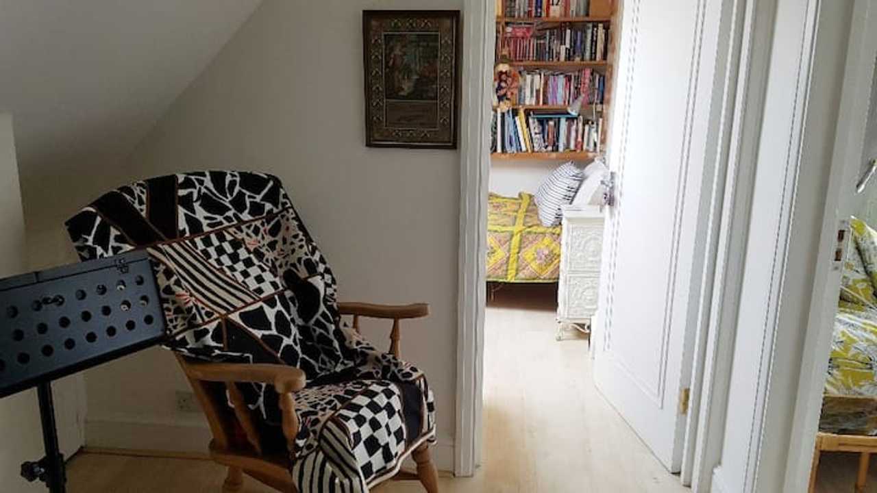 Vegan Household in London with Breakfast Downstairs and Privacy upstairs.