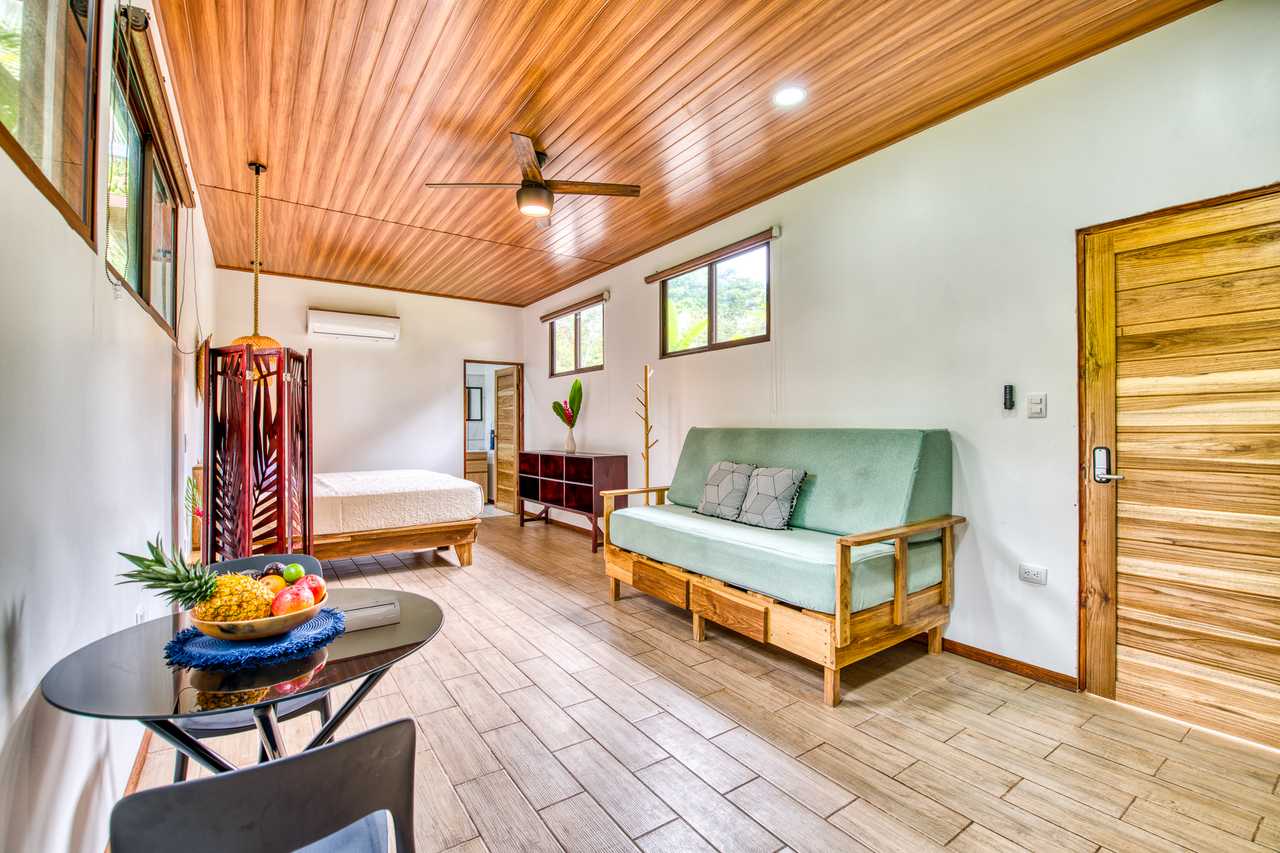 Beachfront Studio - Fast Wifi & AC