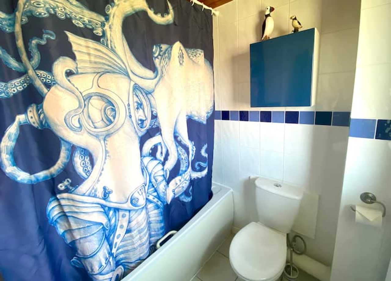 Sunny bungalow with private garden, close to city