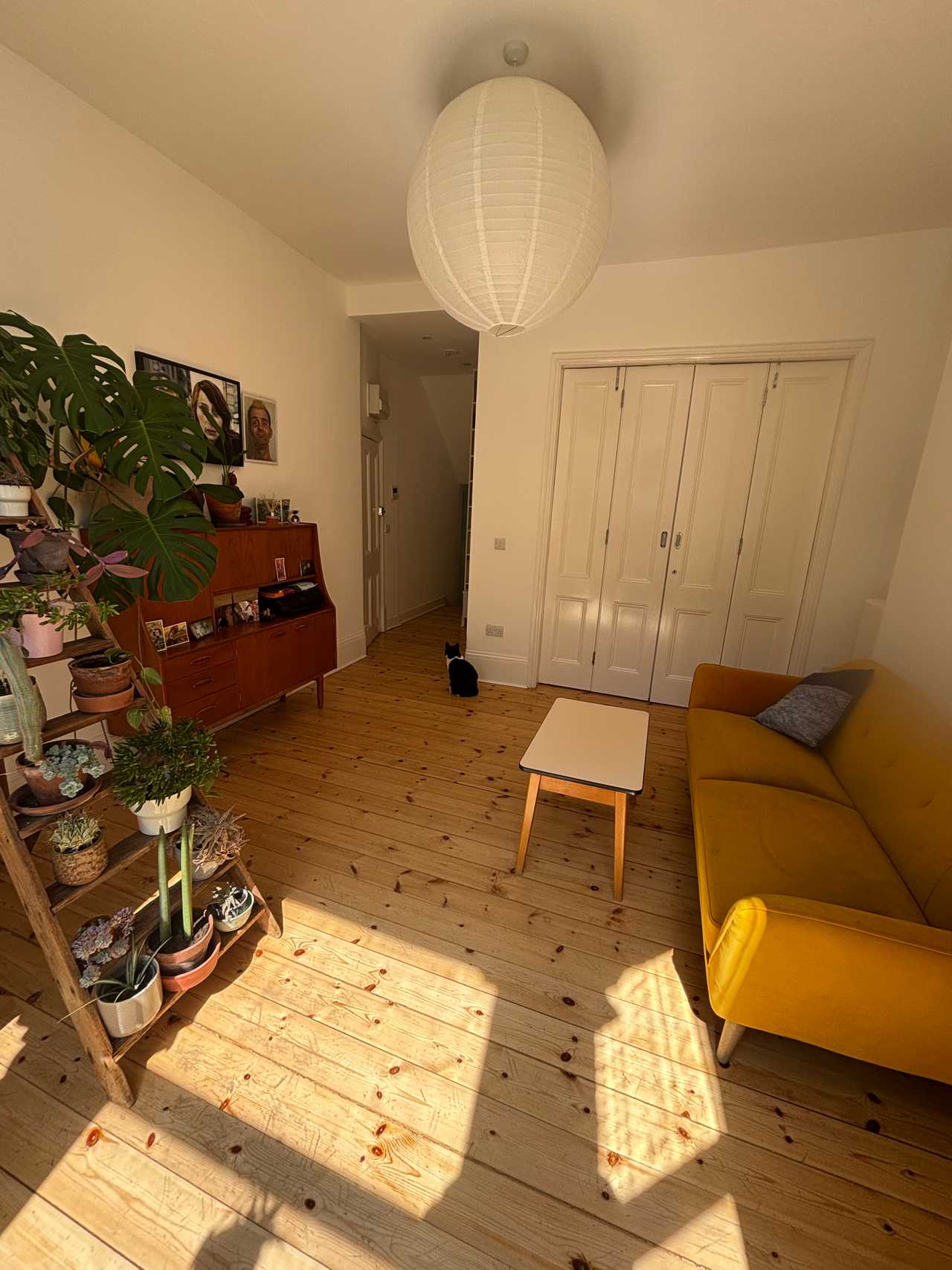 Gorgeous room for female guest in Victorian garden apartment in Dalston