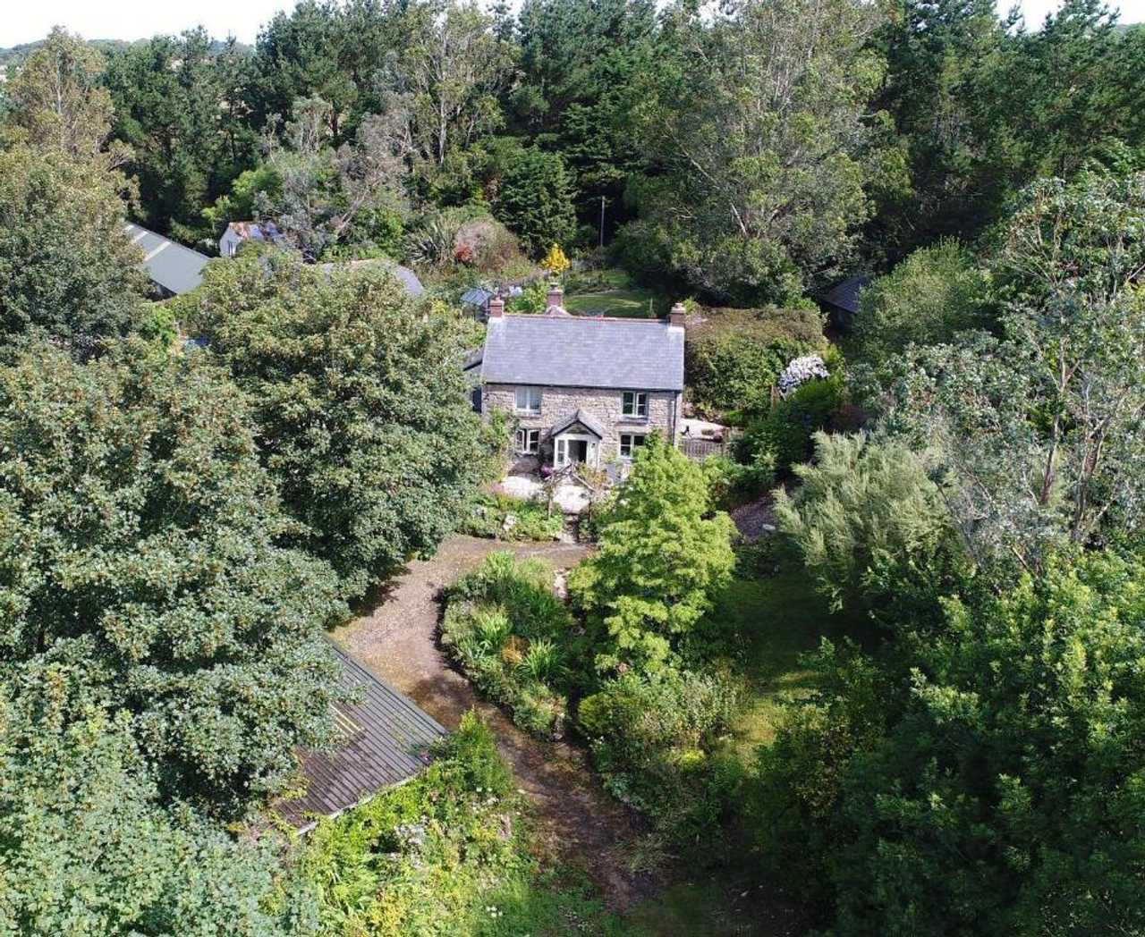 Coskewis Nature Retreat, dog friendly Cottage, acres of woods, gardens & lake
