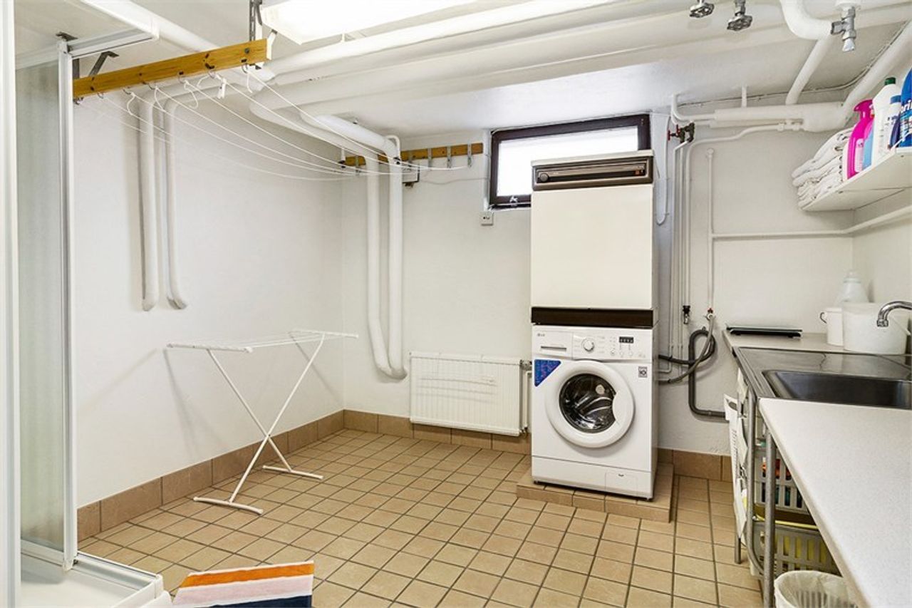 Cozy room two blocks from food stores, sports arenas and forest