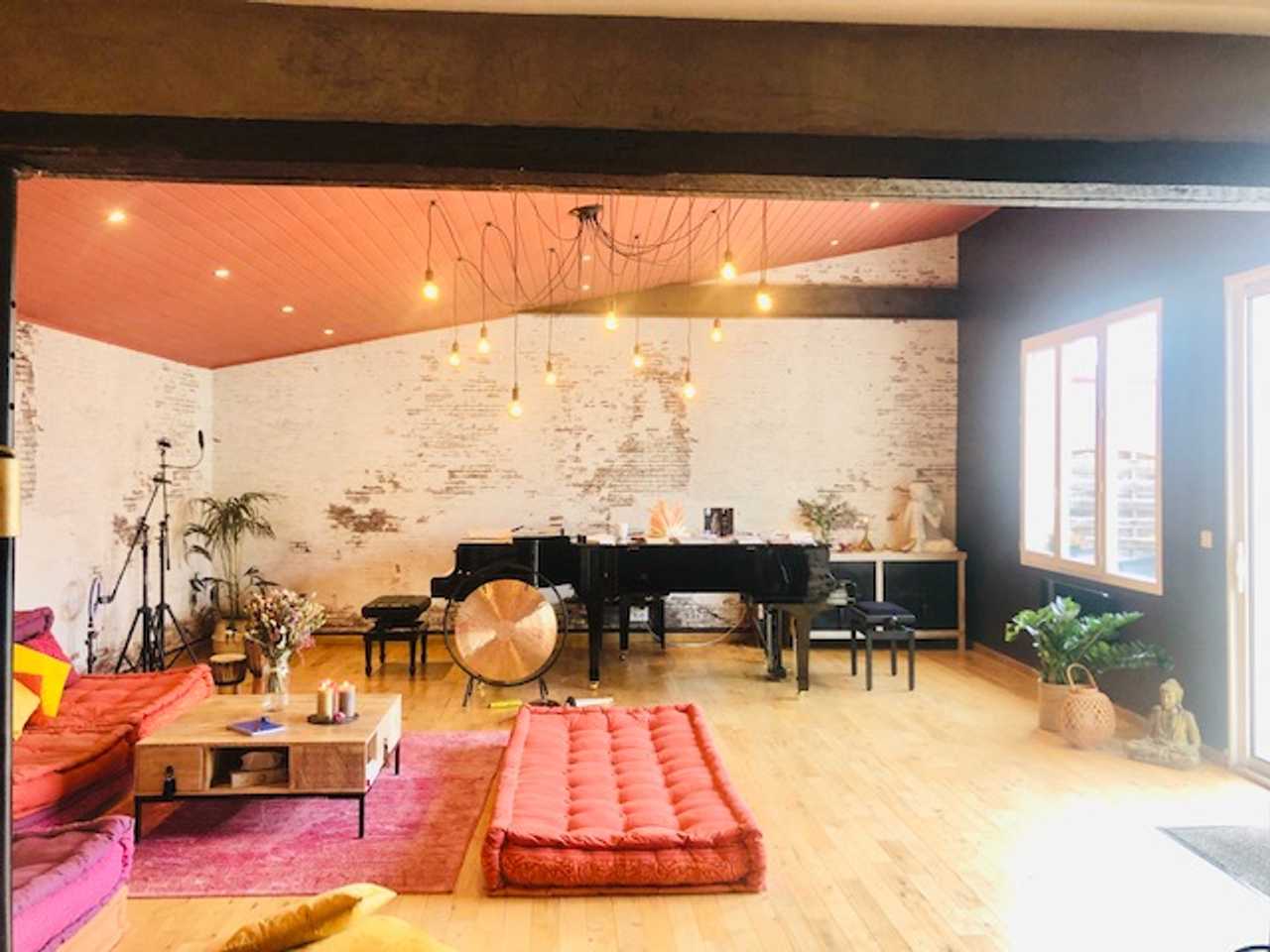 Art & Spiritual unique huge Loft 1h from Paris