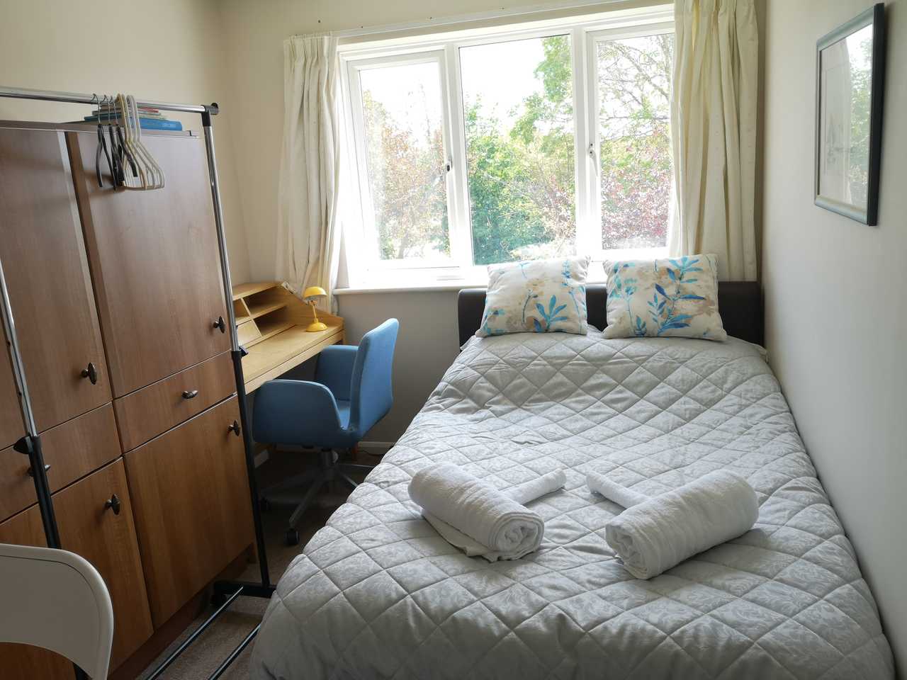Sunny West Wittering Beach Room With Desk