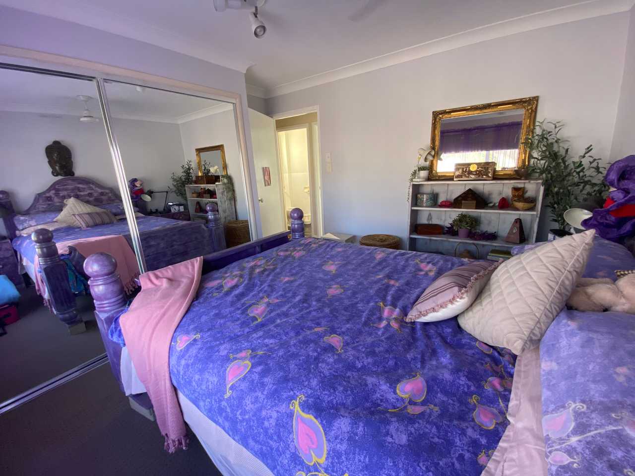 Gold Coast townhouse with resort amenities near shopping centre, bus, uni