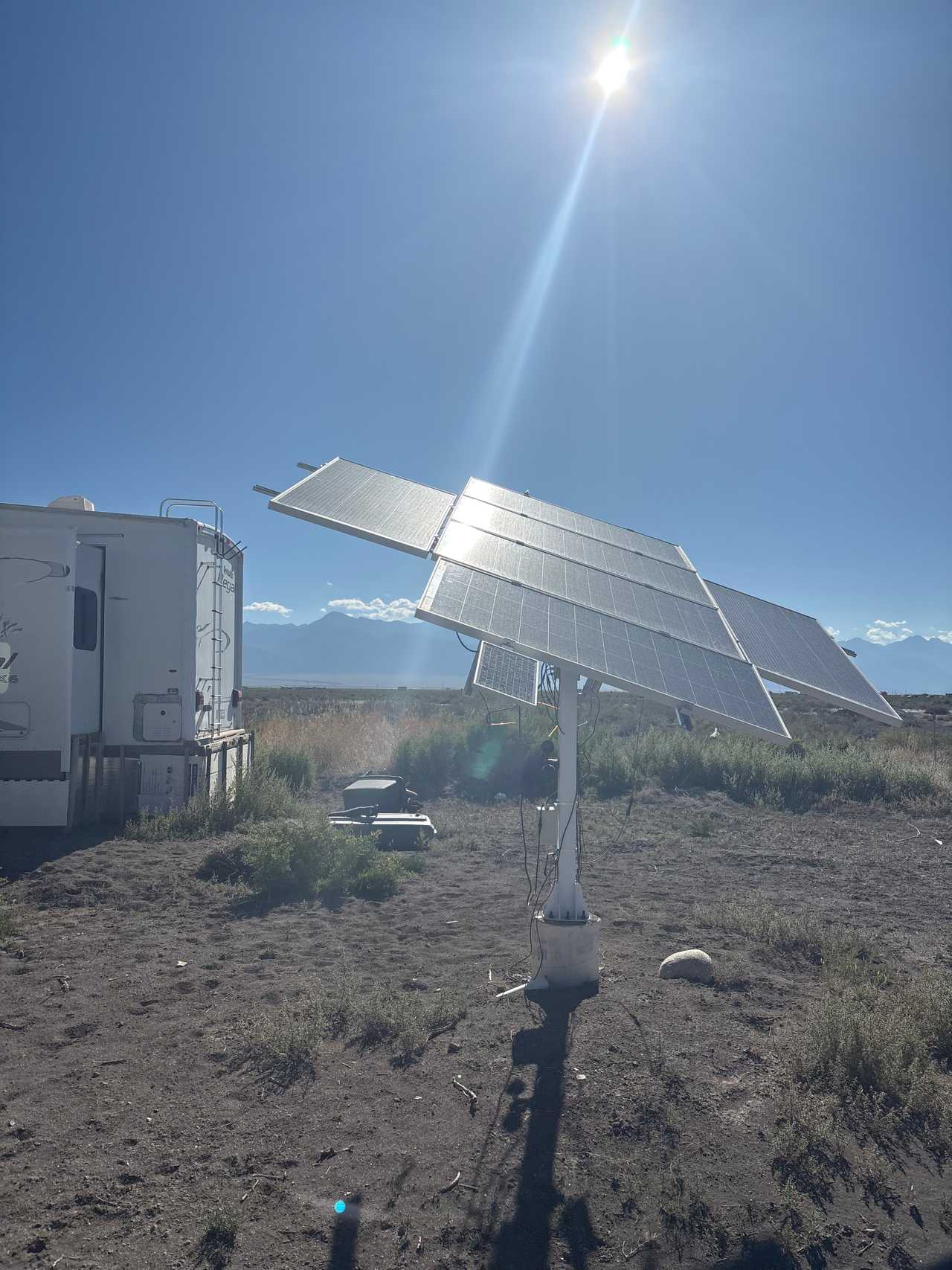 Mountain views, barrel sauna, hot tub, clean and comfy solar powered trailer.