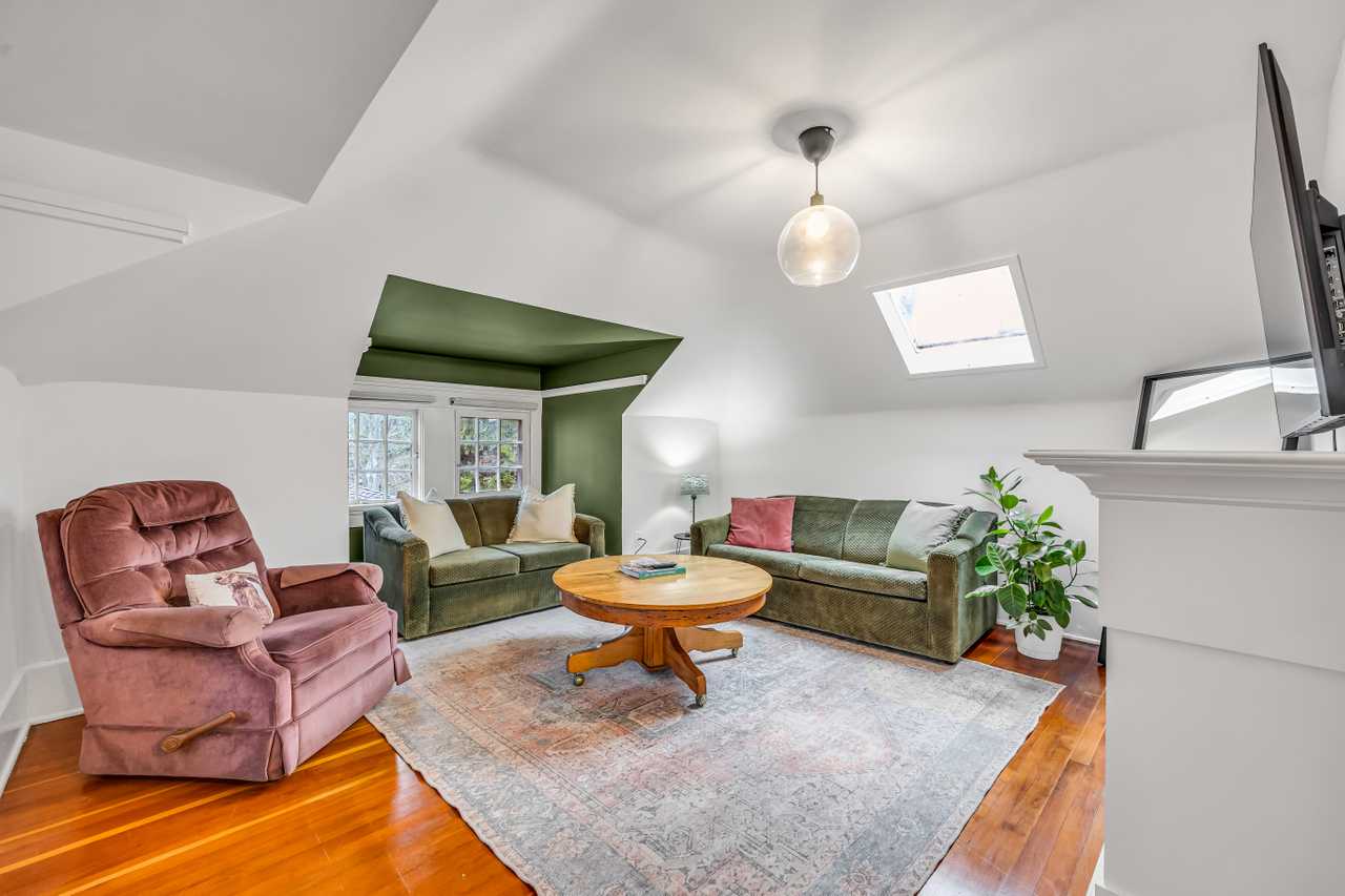 *NEW* Beautiful PENTHOUSE in converted Mansion! Sleeps 8!