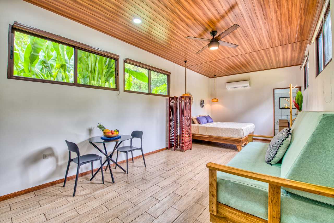 Beachfront Studio - Fast Wifi & AC