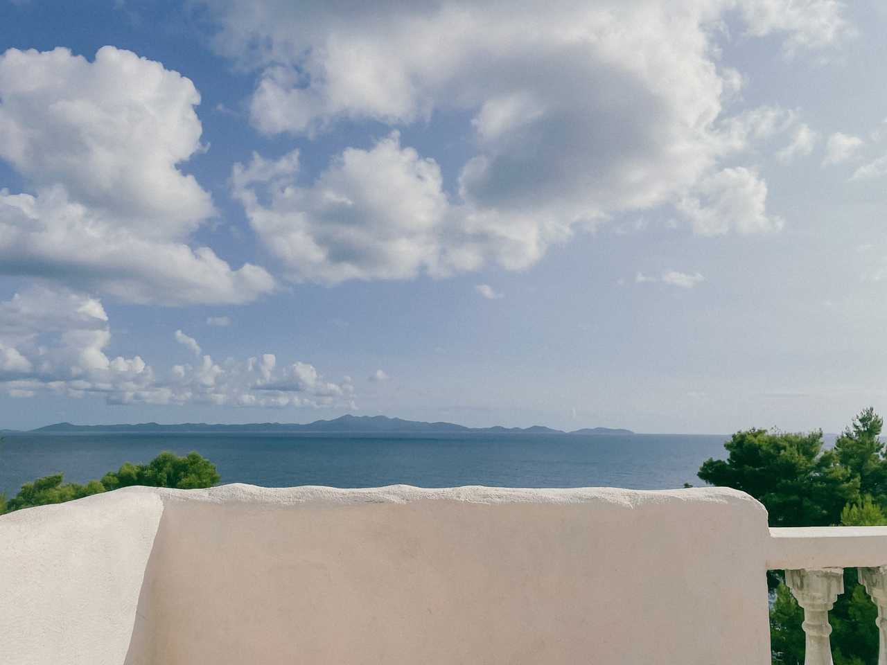 House of Aska i Vuk. Unique interior with sea view. 2 min from beach. Yoga &more