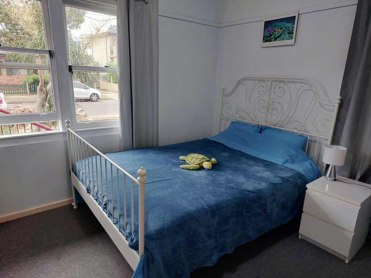 Mermaid room with Queen bed in Bunnies home near to the beach.