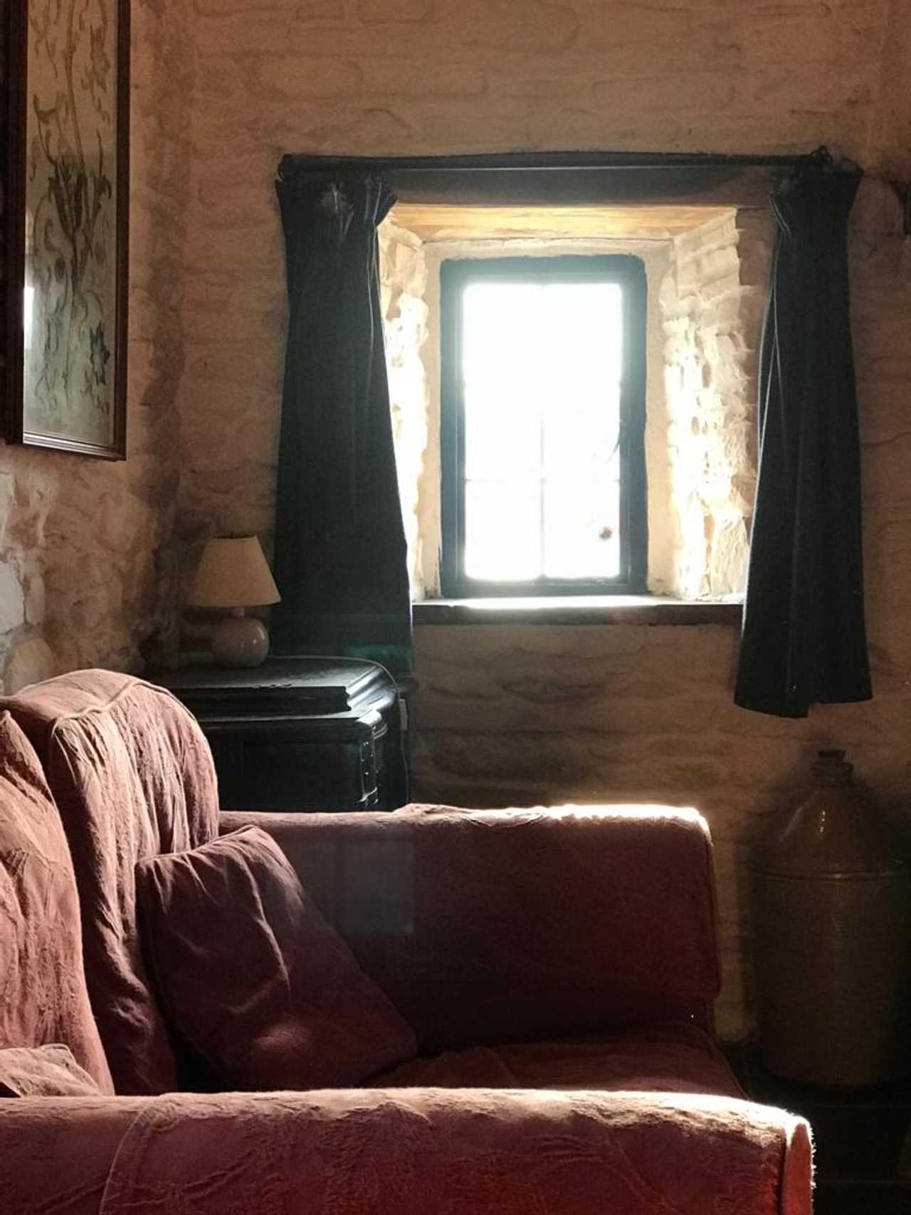 Magical 18th thatched cottage with stunning views, amazing vegan meals & hot tub