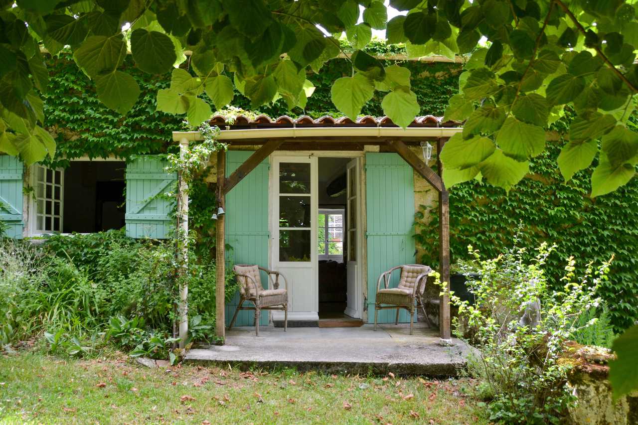 Peaceful ivy covered vacation house: Breakfast/Yoga available