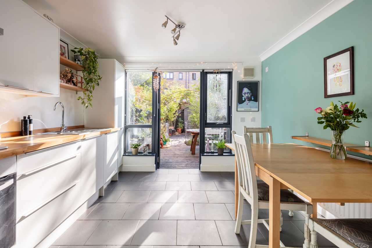 Eclectic Double in Arty Vegan Townhouse with Garden