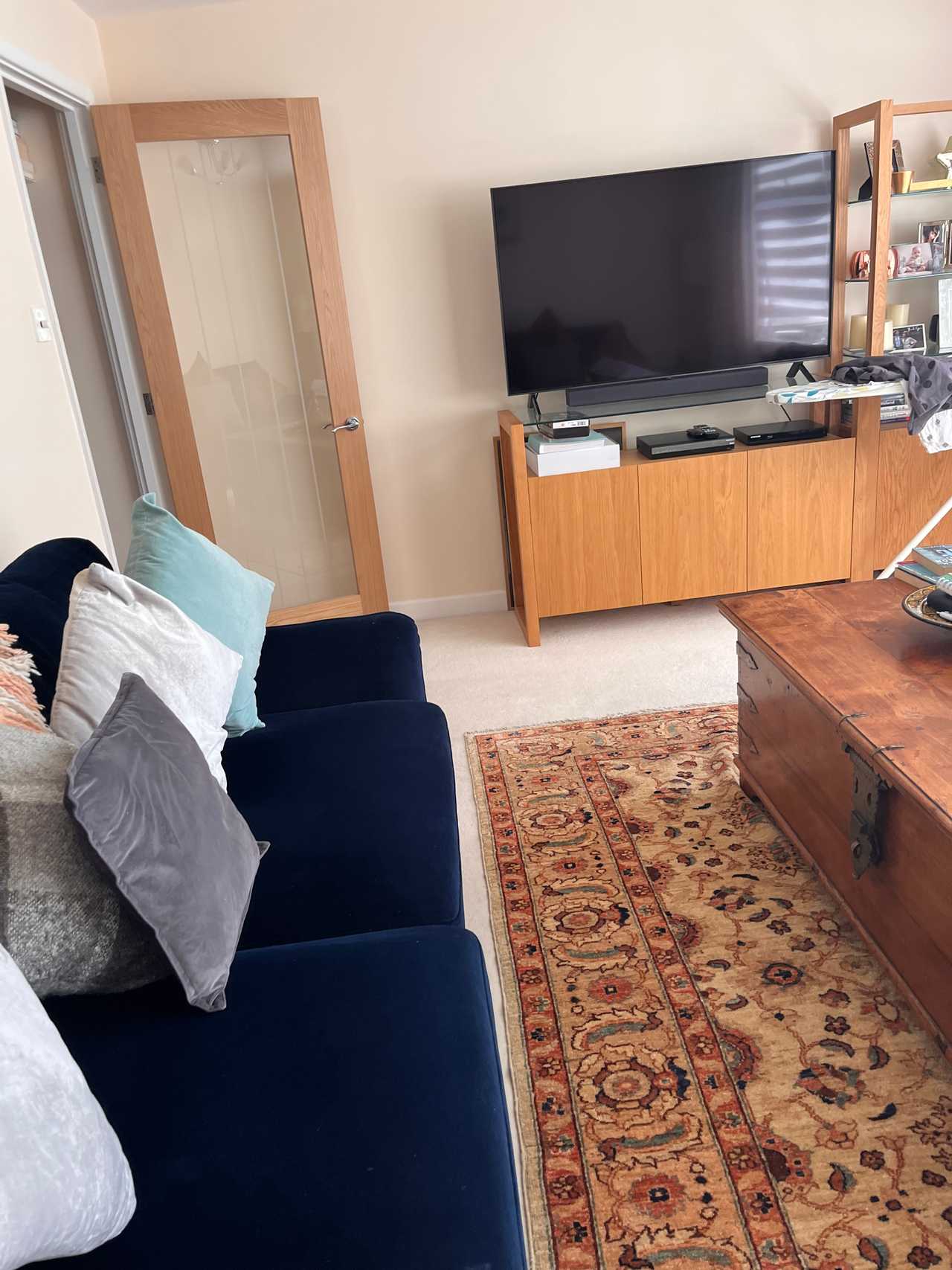 Single room in quiet friendly house close to station, shops and lake!