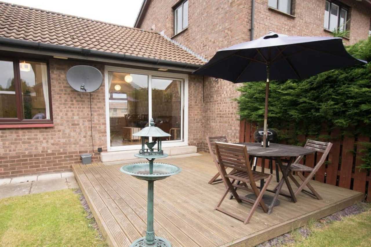 Sunny bungalow with private garden, close to city