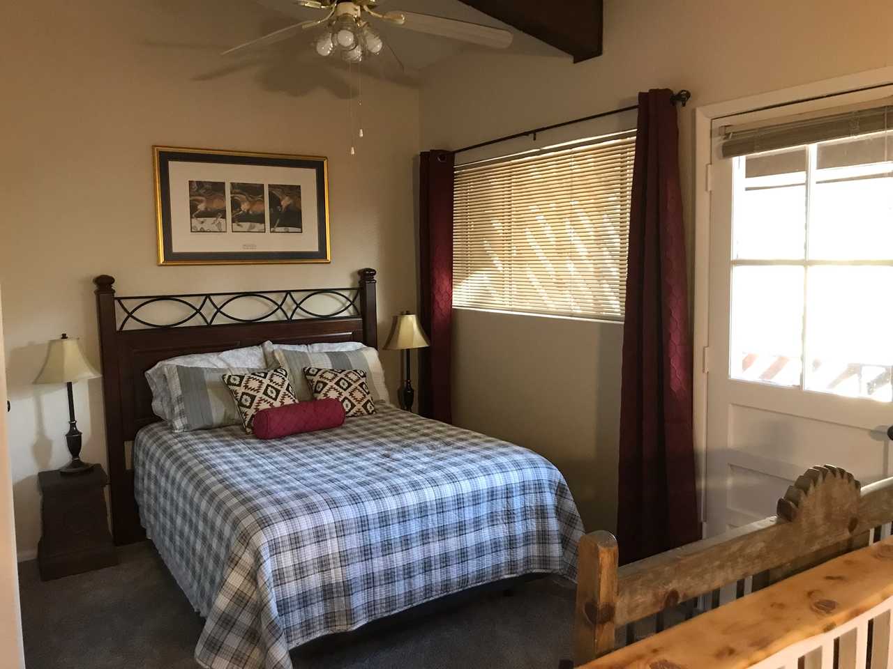 Cozy condo in a sky Island Mountain town. Walking distance to midtown fun!