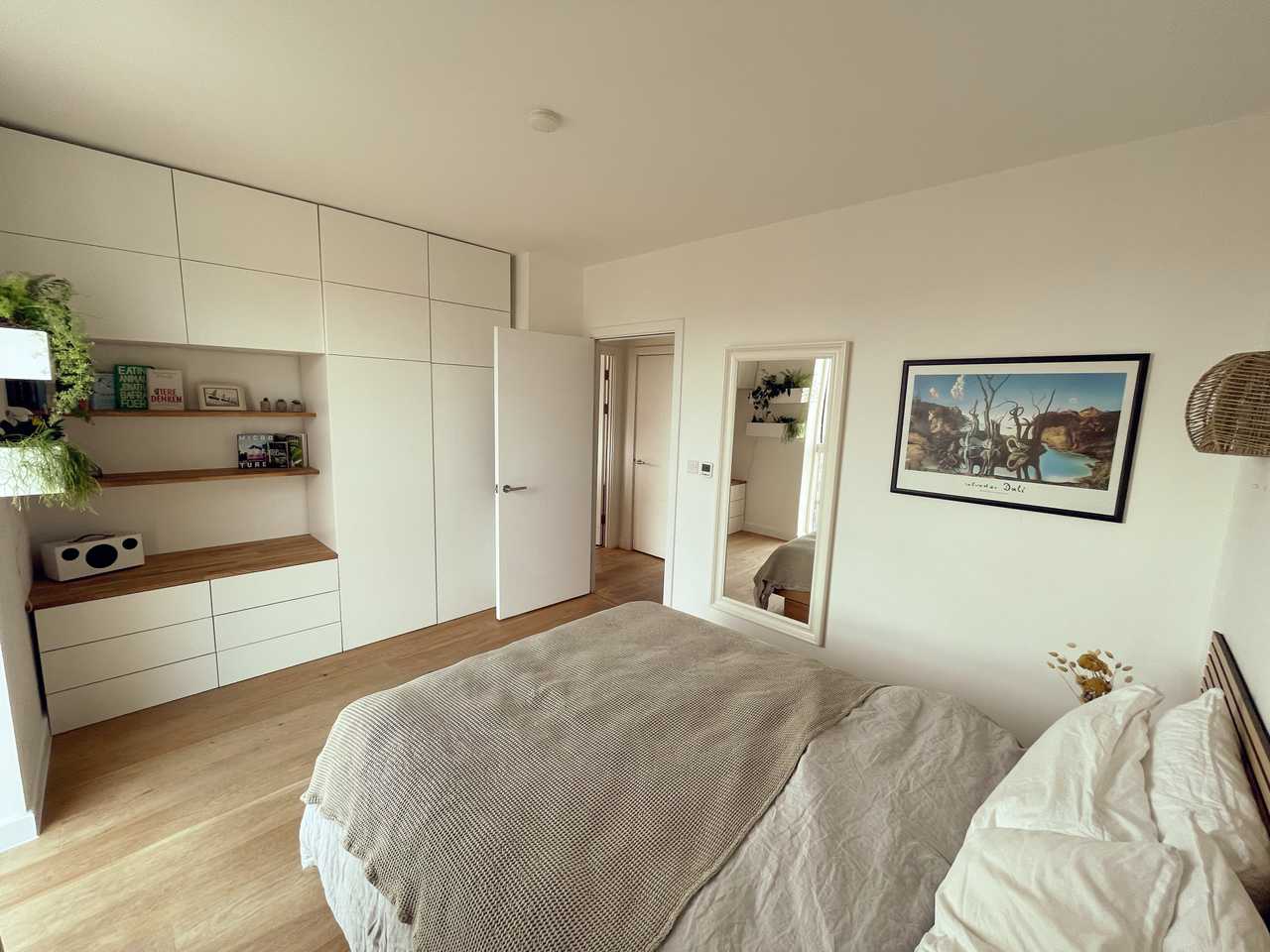Bright and modern apartment with skyline views of London