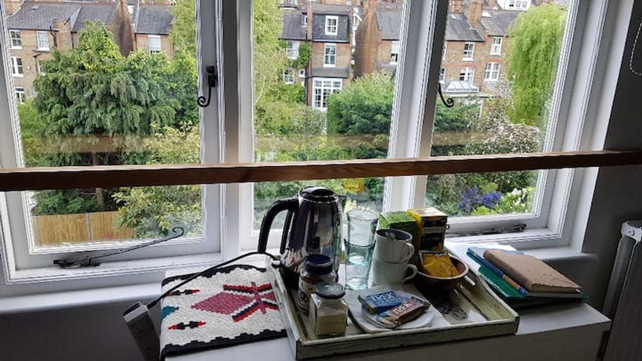 Vegan Household in London with Breakfast Downstairs and Privacy upstairs.