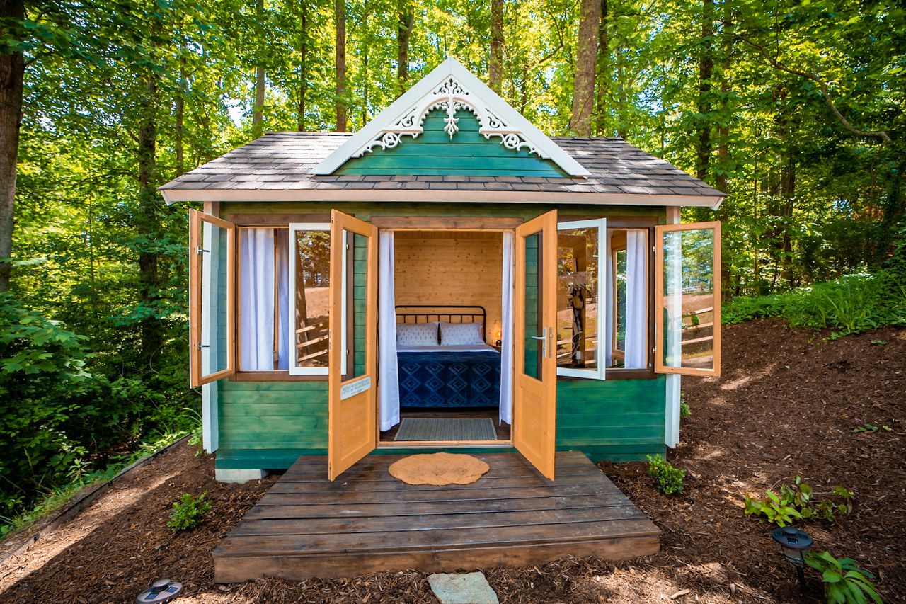 A Cozy Guest Cottage at Grateful Meadows animal sanctuary & vegan retreat center