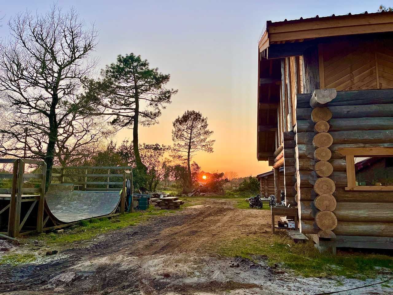 Maison en fuste construite de nos mains, entre la forêt et l'océan.,