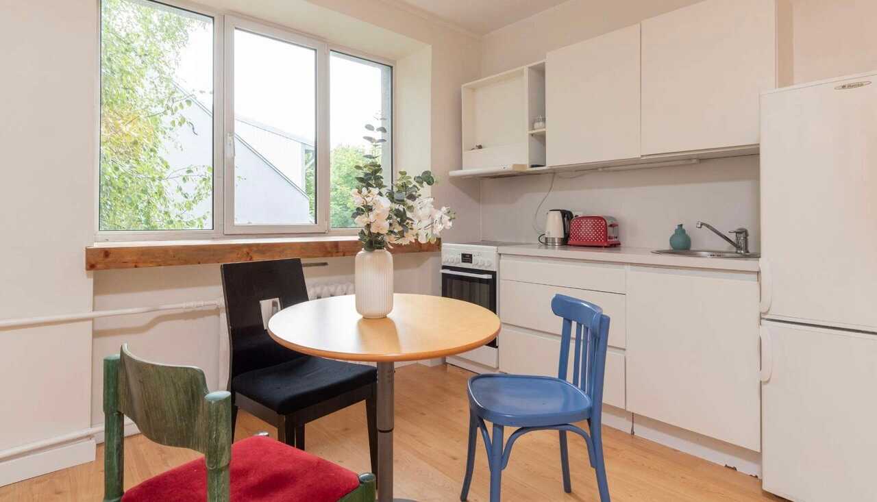 Sunny, spacious 3 bedroom apartment 1,6km from Old Town, seaside walking areas.