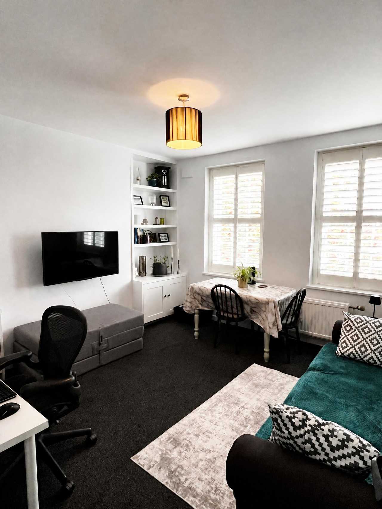 Cosy guest room in vegan home | North London | Zone 2