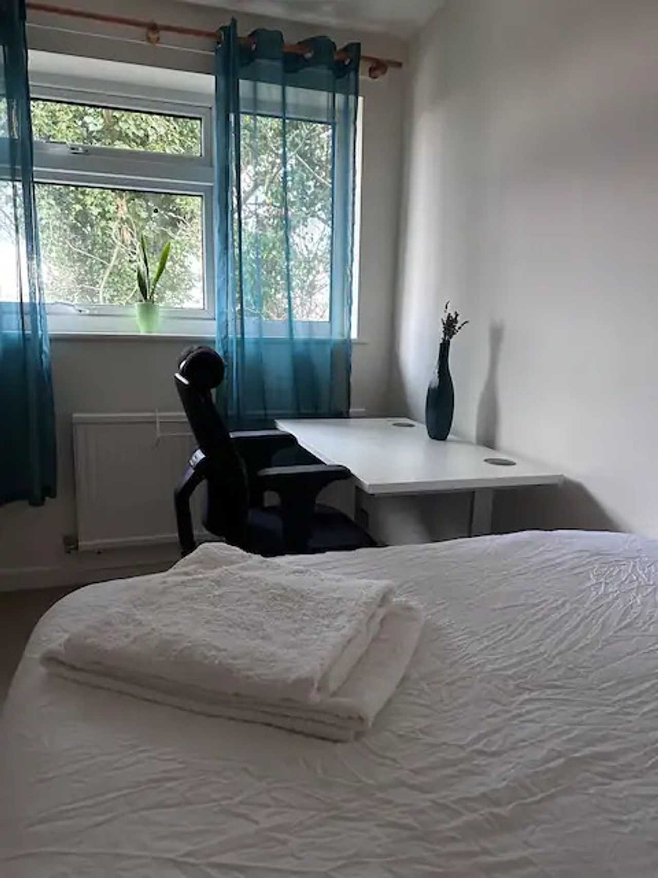 Room in welcoming home on the outskirts of Wrecsam centre.