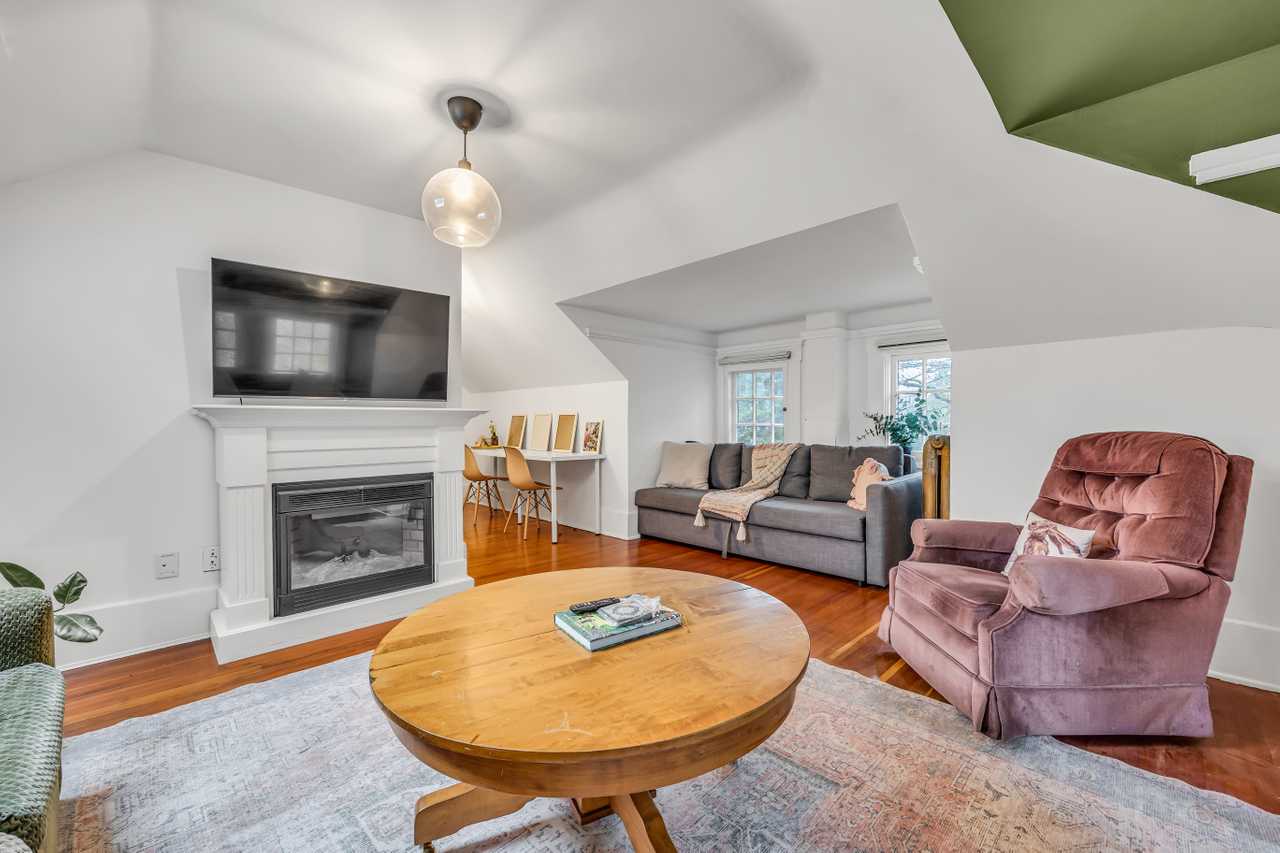 *NEW* Beautiful PENTHOUSE in converted Mansion! Sleeps 8!