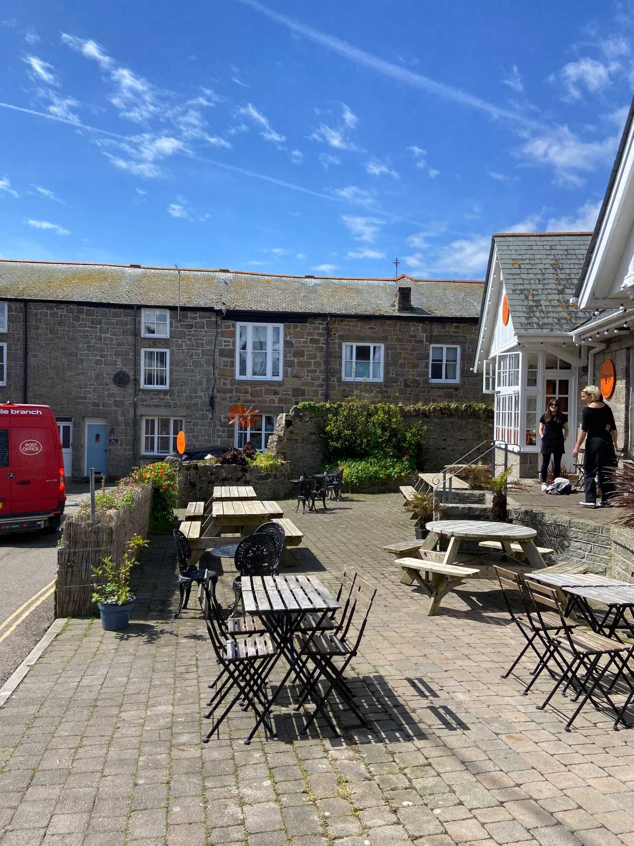 Characterful kingsize room, in quaint Cornish coastal village