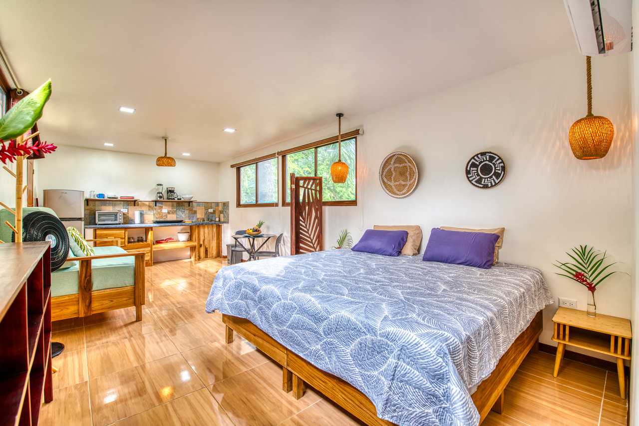 Beachfront Studio - Direct Beach Access, AC & WIFI