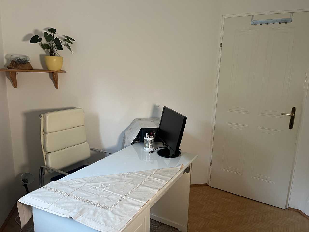 Garden apartment with spacious living room and spiritual athmosphere